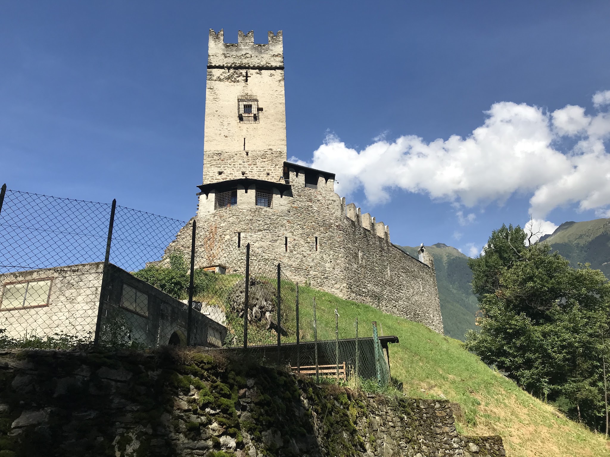 Climbing Passo del Mortirolo from Mazzo di Valtellina, castle