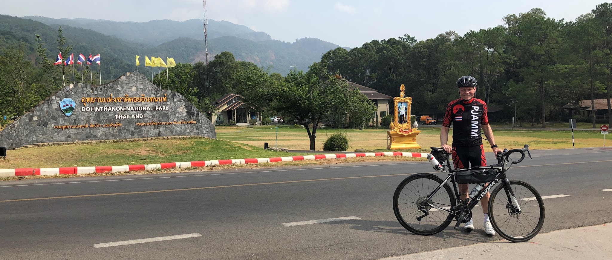 Bike climb of Doi Inthanon - Doi Inthanon - Princess Sirindhorn Neutron Monitor - cyclist at sign with bike