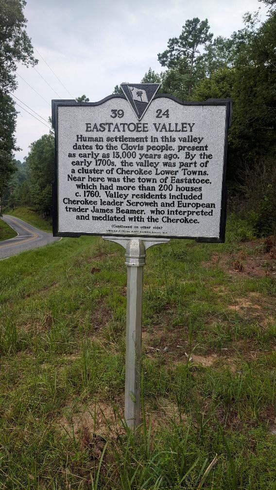 A sign on a pole

Description automatically generated