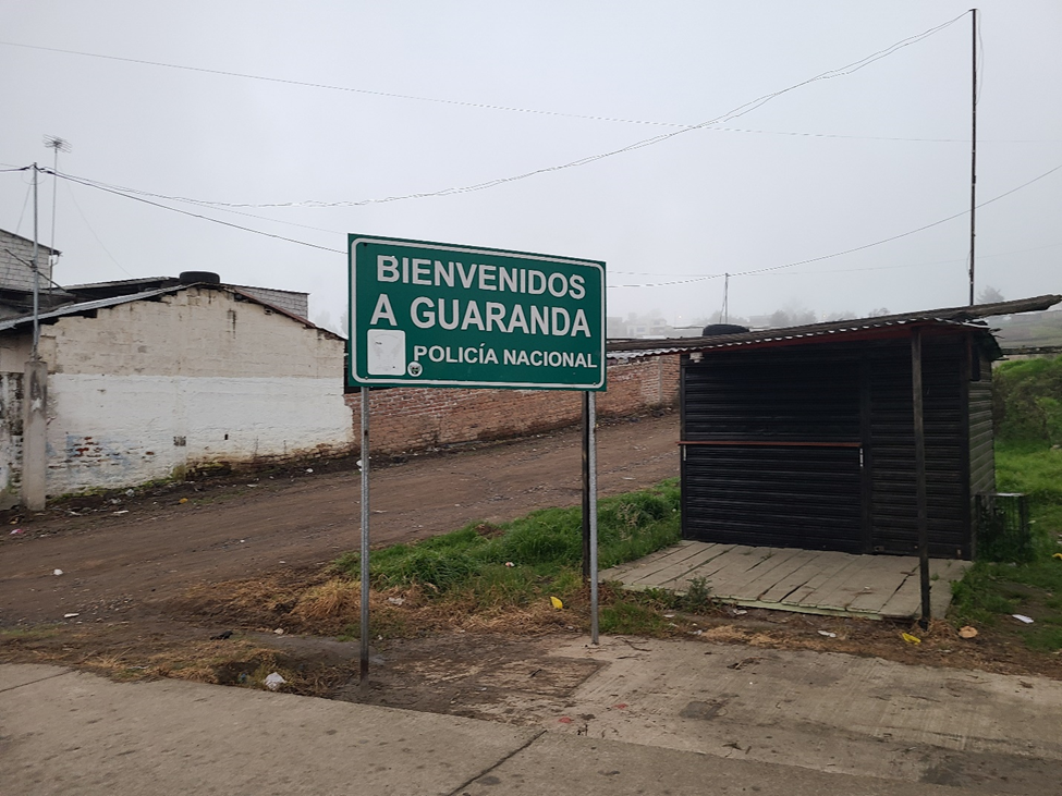 road sign reads "Bienvenidos a Guaranda"