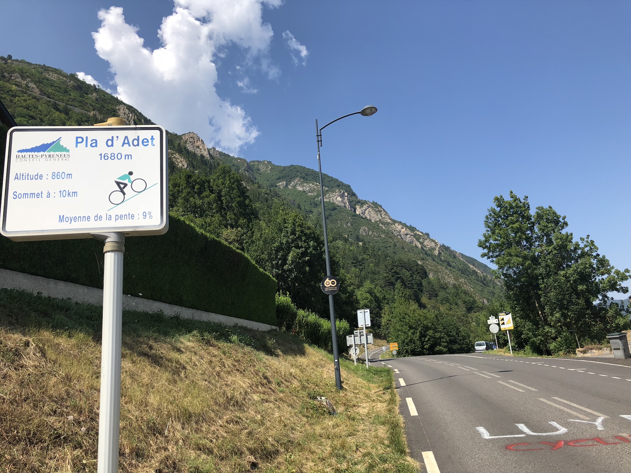 Cycling Col de Portet - Pla d' Adet kilometer marker at start of climb
