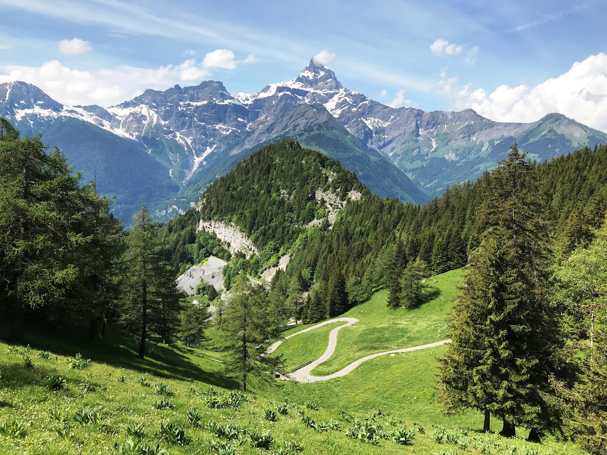 Cycling Rionda - La Cime de l'Est and hairpin curves and roadway