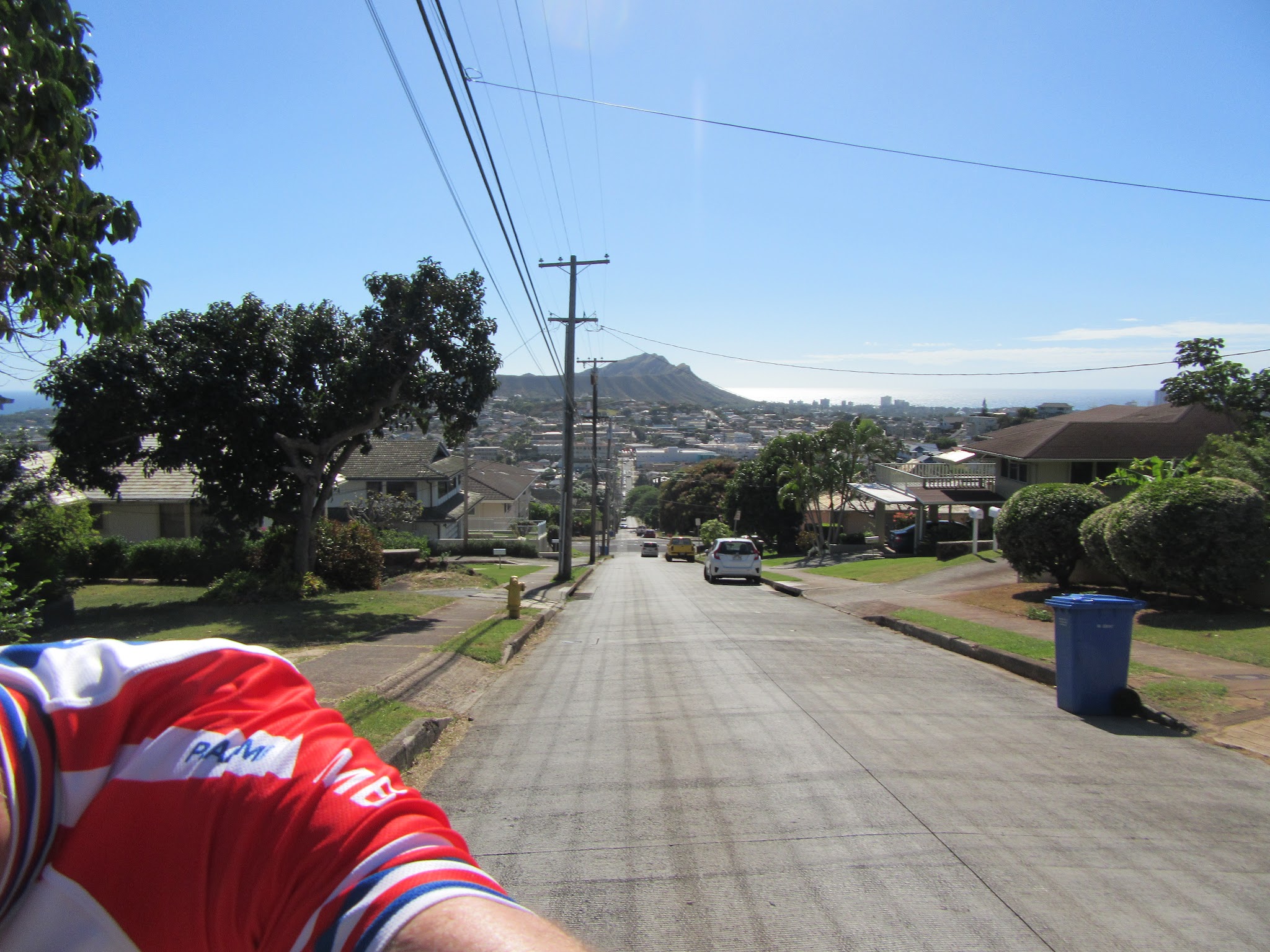 Climbing Wilhelmina Rise by bike - Diamond Head through bike wheel