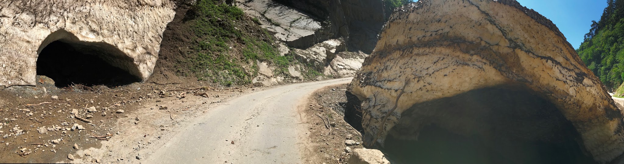 Bike climb Fully Erie - gravel road, tunnel, rock
