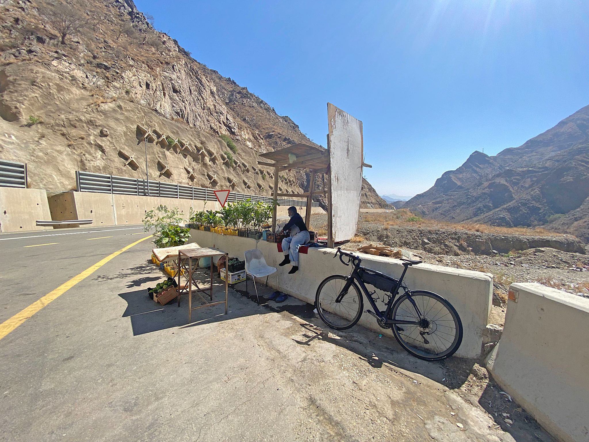Cycling Al Bahah Pass, Saudi Arabia - only provisions along the climb; roadside merchant sells green oranges and tangerines