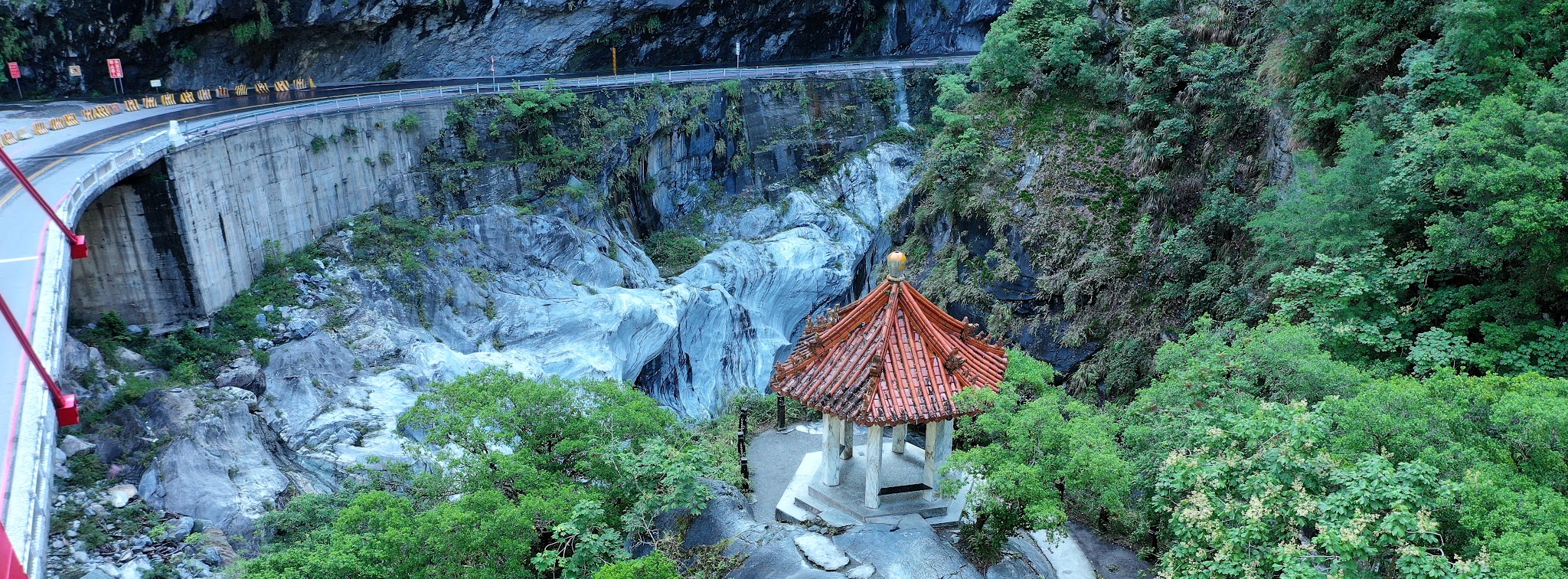 Cycling Wuling Pass East - Taroko Gorge, Liwu River, marble walls, roadway