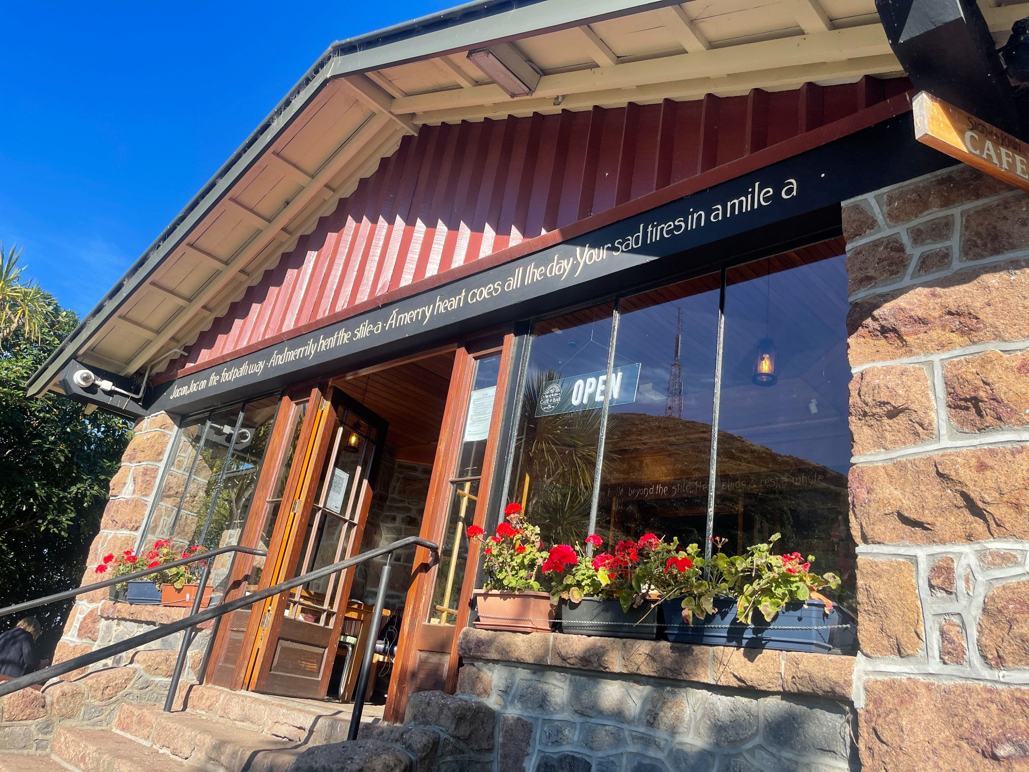 front of the Kiwi Cafe at km 2.8