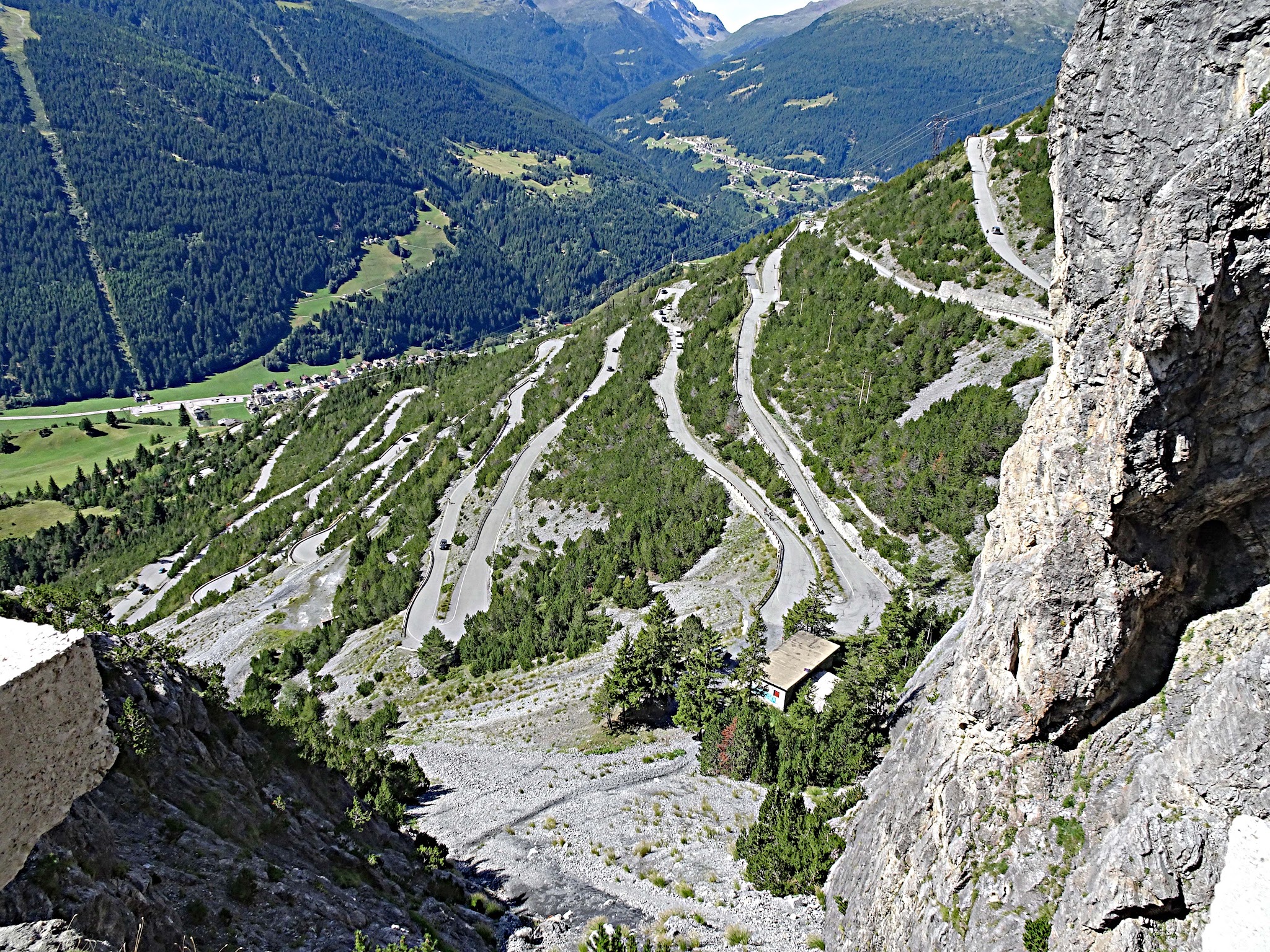 Cycling and climbing Torri Di Fraele - hairpins