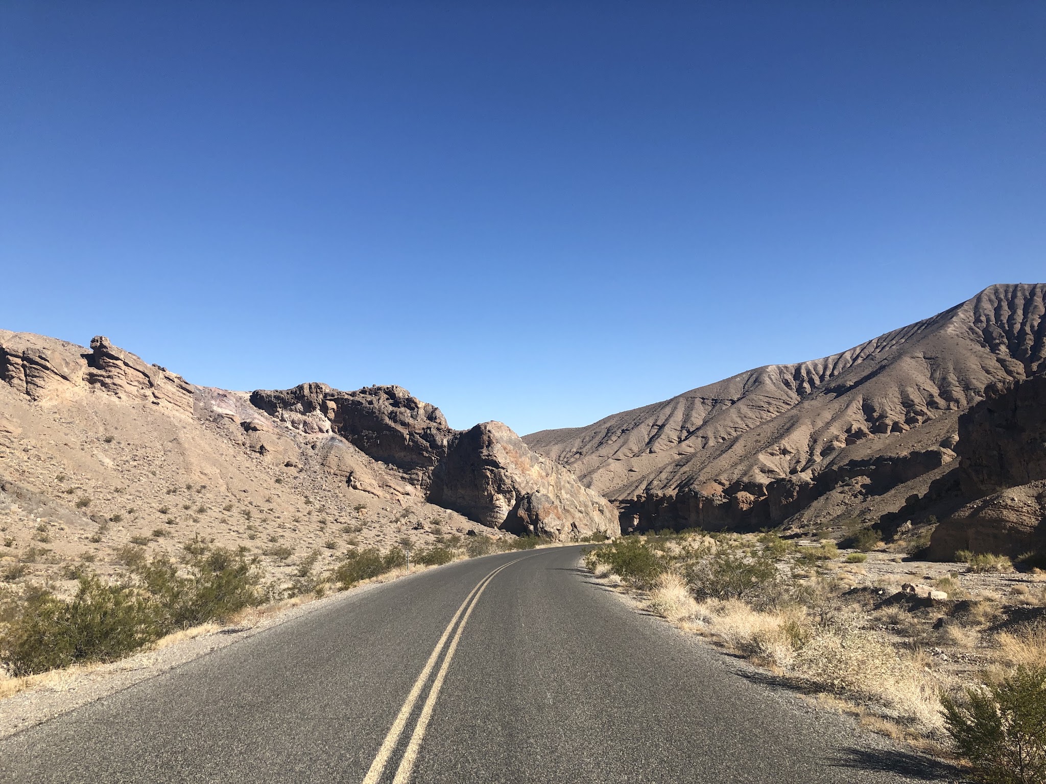 Bike ride Emigrant Pass, Death Valley National Park - canyon and road