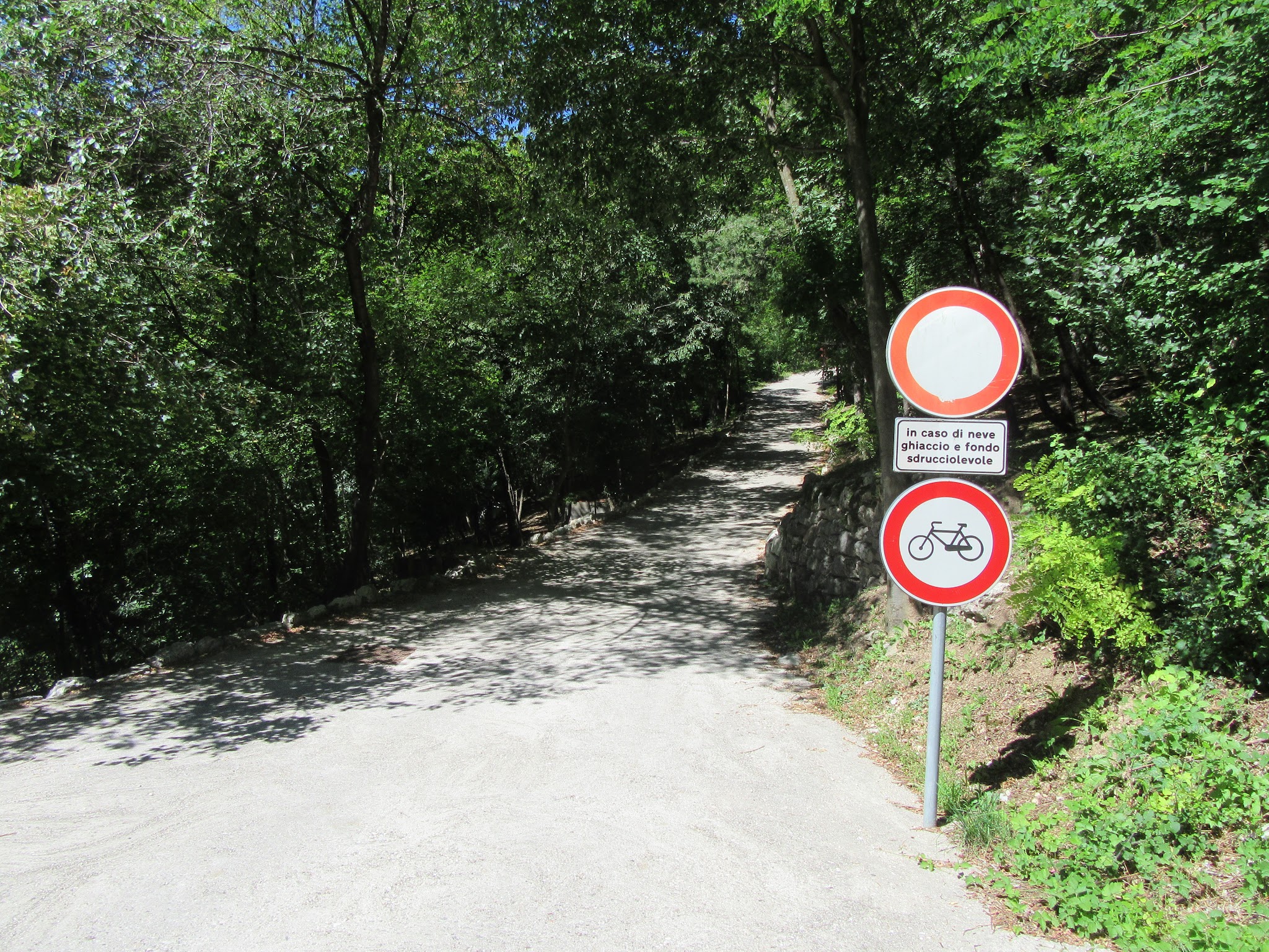 Climbing Scanuppia Italy by bike - no bike sign