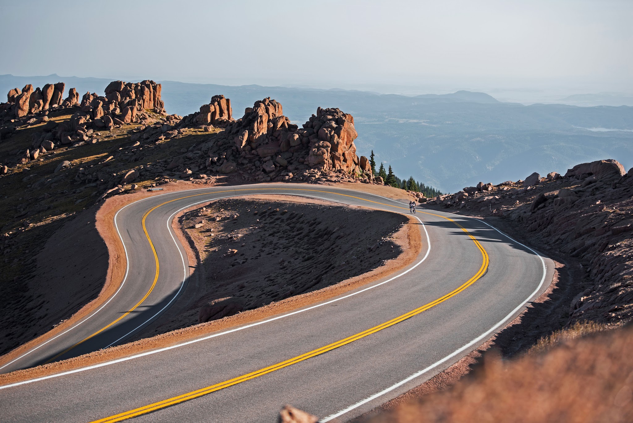 Bicycle ride Top US Bike Climbs - Pikes Peak - hairpin, hoodoos, plains below