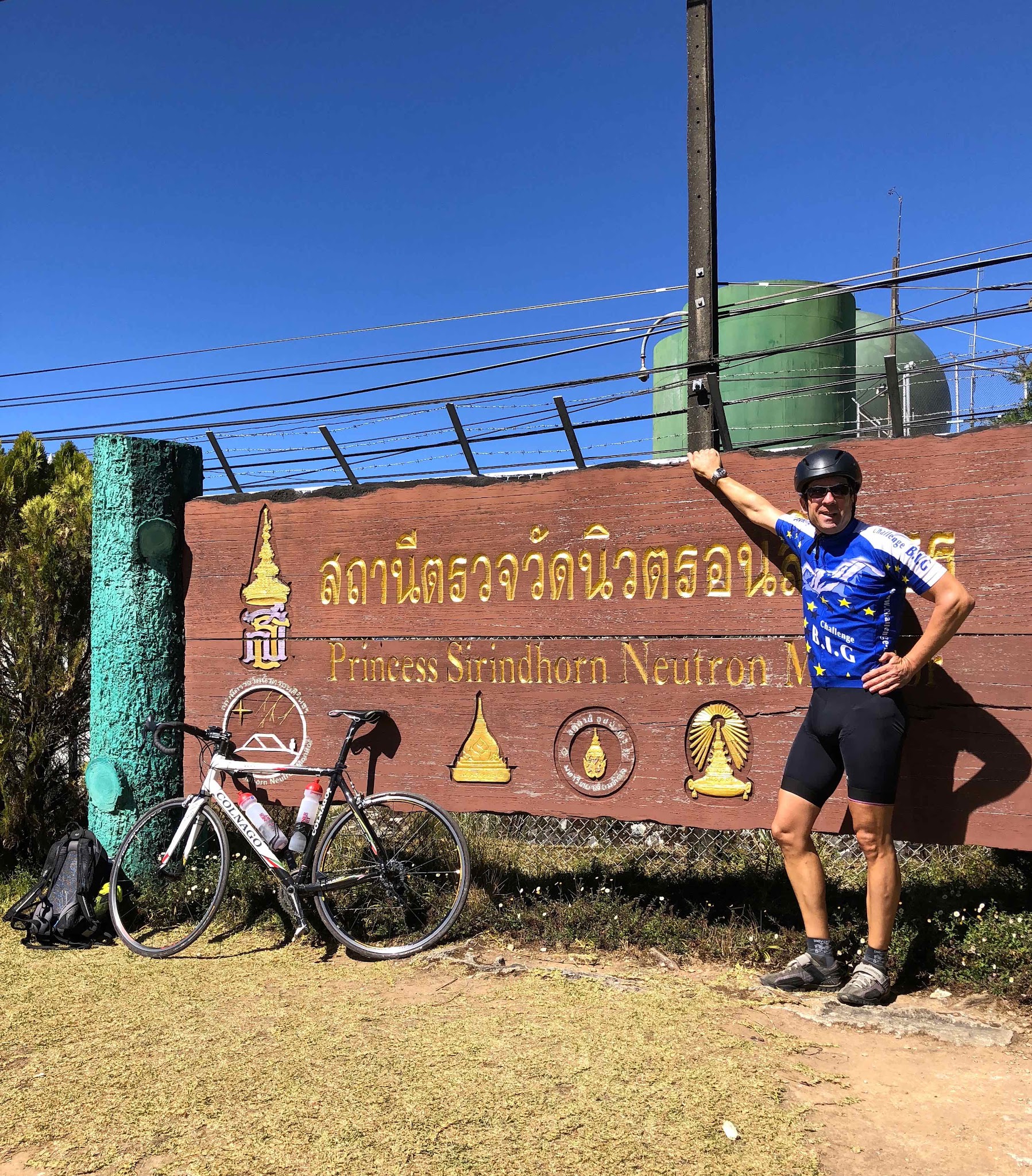 Bike climb of Doi Inthanon - Doi Inthanon - Princess Sirindhorn Neutron Monitor - cyclist at sign with bike