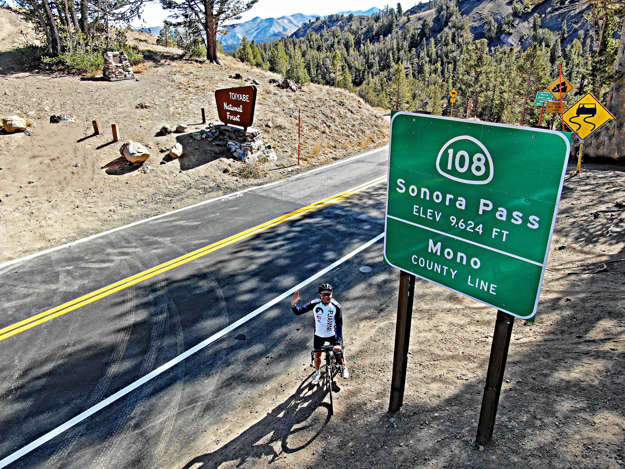 Cycling Sonora Pass West - Pass sign at top of climb