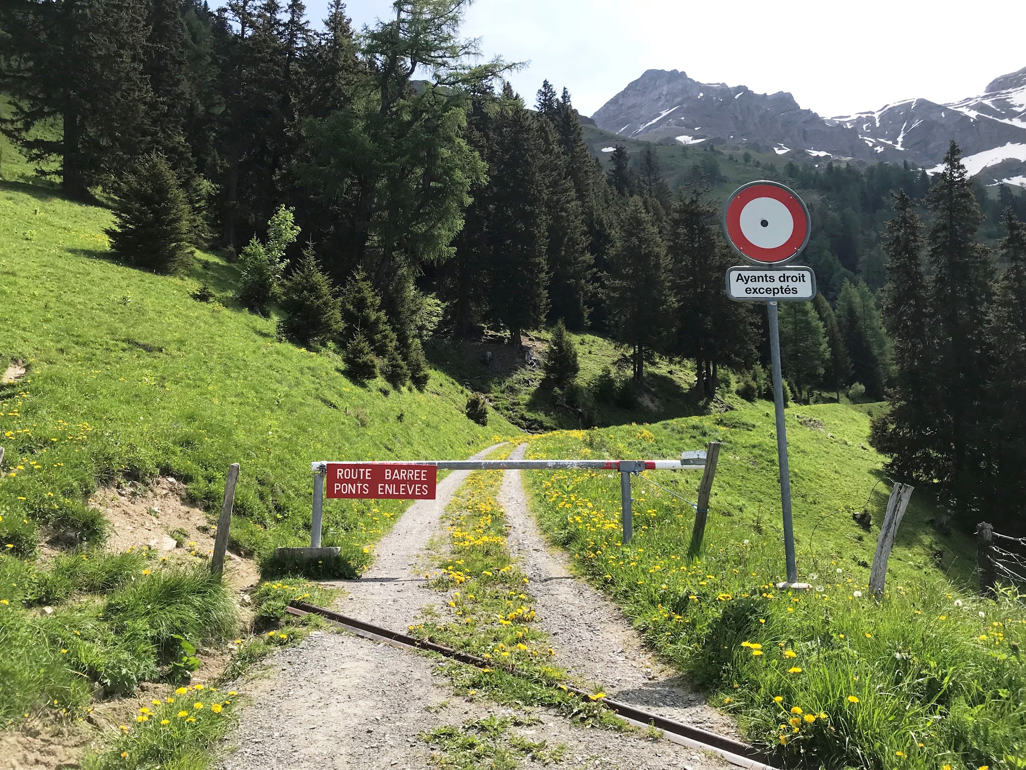 Bicycle climb of Rionda - gate on gravel road