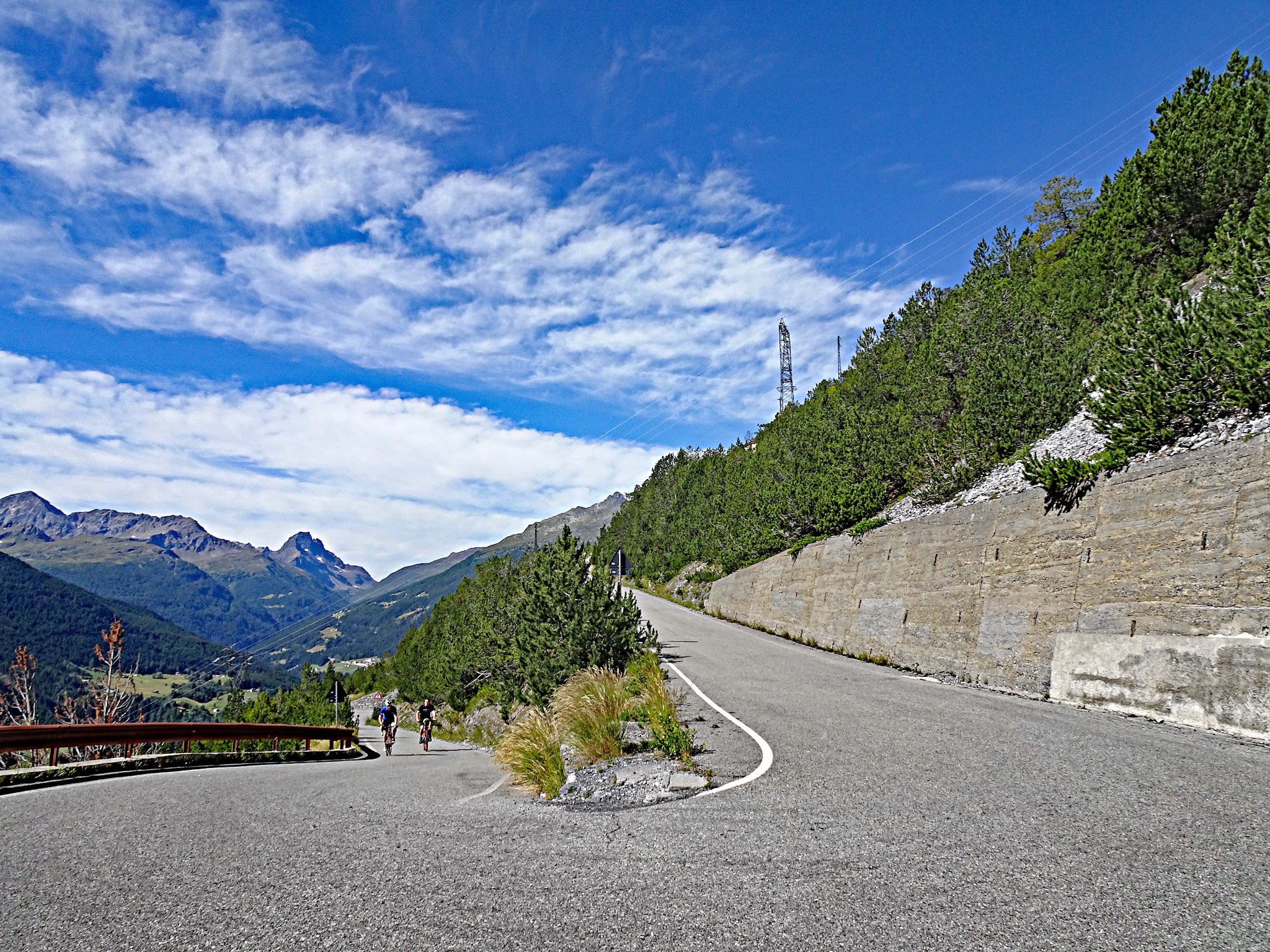 Bike climb Torri Di Fraele - hairpin and cyclists
