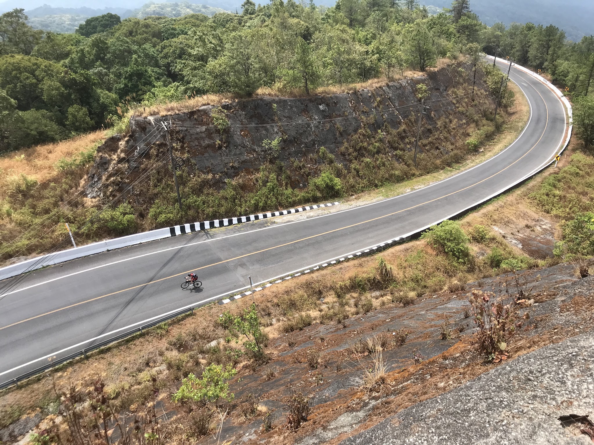 Bike climb of Doi Inthanon - Doi Inthanon - Princess Sirindhorn Neutron Monitor - cyclist at sign with bike