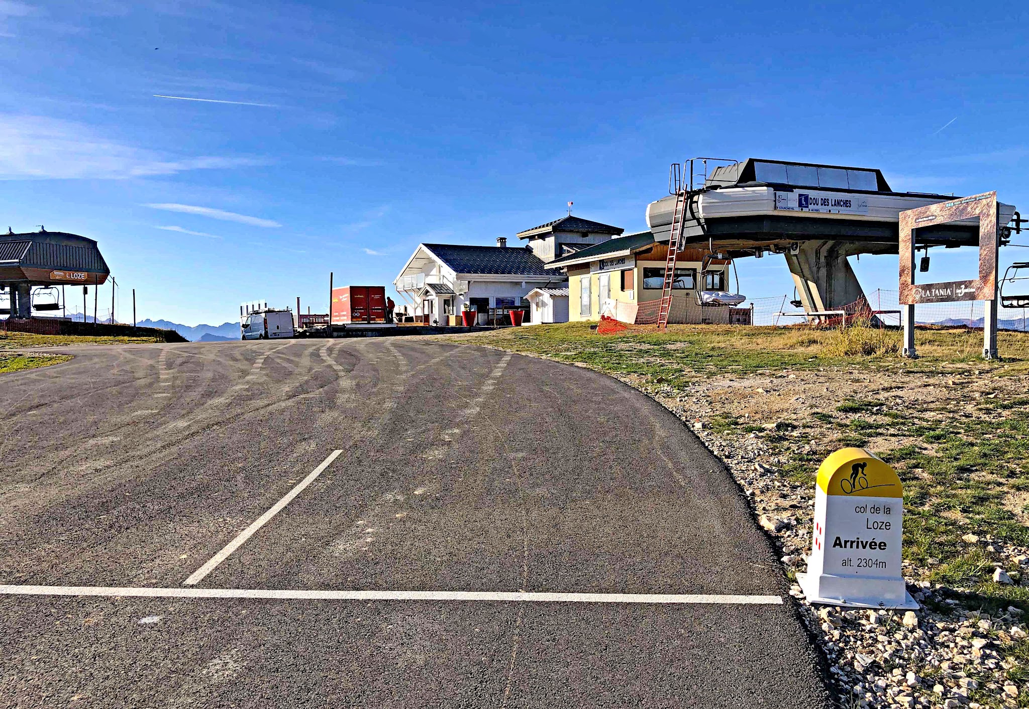 Cycling Col de la Loze, Tour de France 2023: climb finish and final kilometer marker at Vallee de Courchevel ski resort