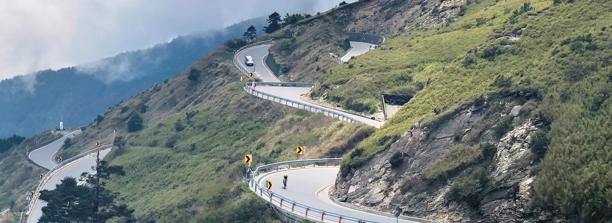 Cycling  Wuling Pass West - hairpins, cyclist