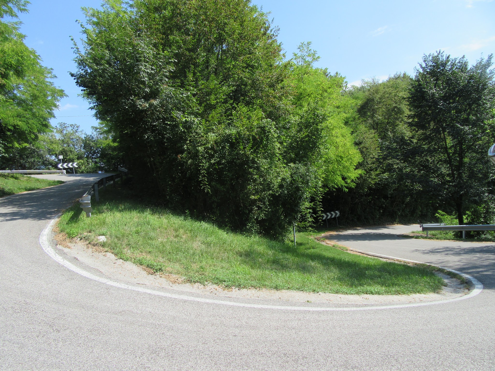 Climbing Monte Grappa from Possagno - tornante 10 - roadway and hairpin