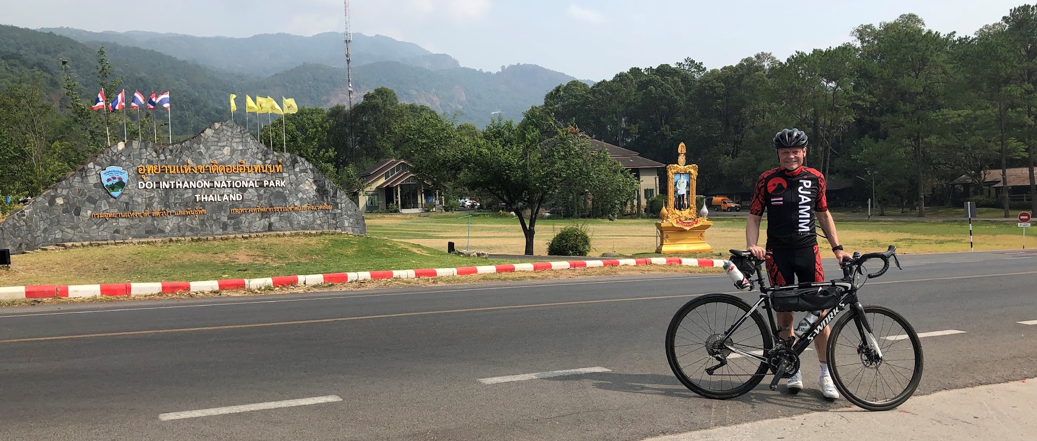 Bike climb of Doi Inthanon - Doi Inthanon - Princess Sirindhorn Neutron Monitor - cyclist at sign with bike