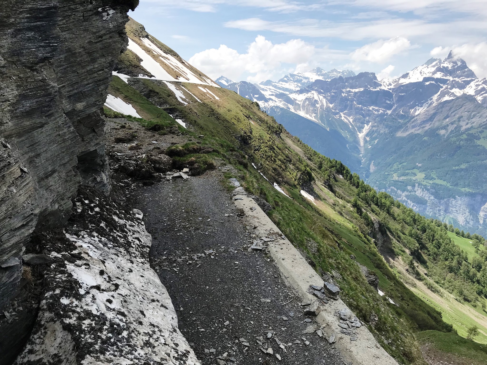 Cycling Rionda - narrow road and snow