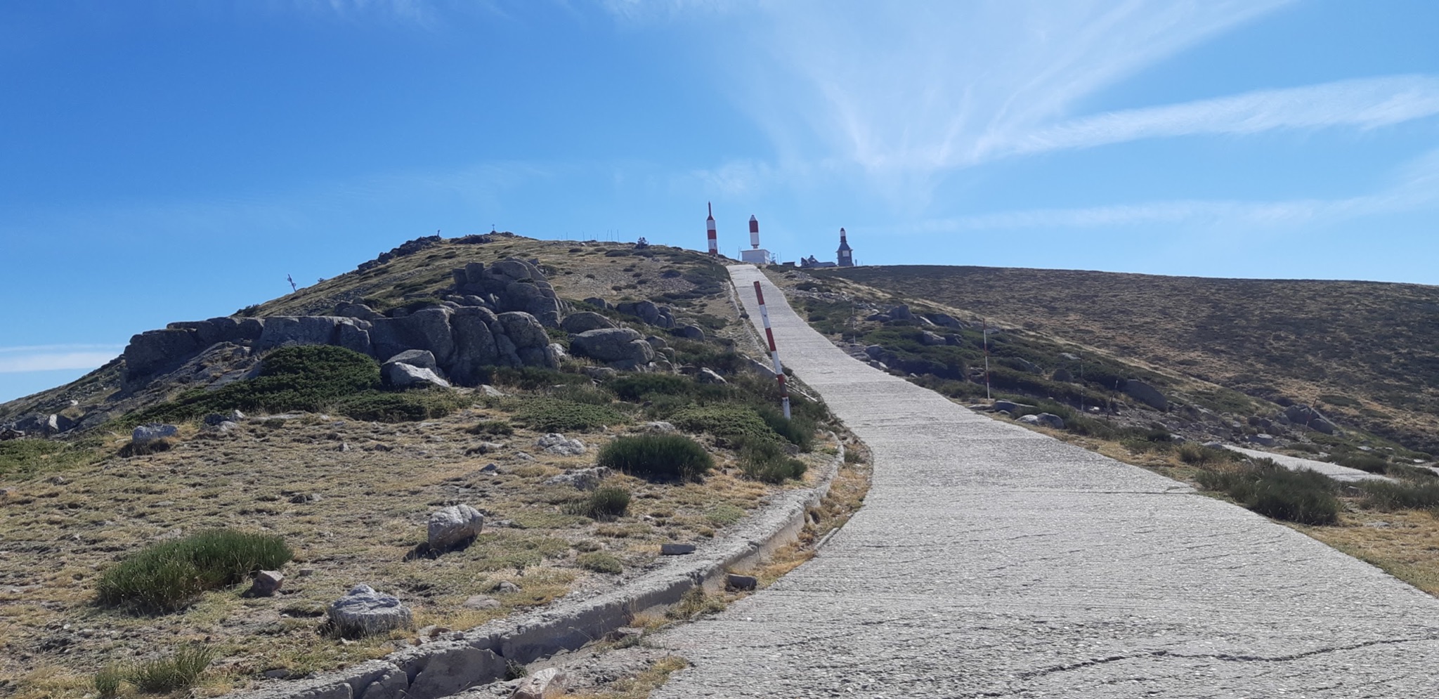 Cycling Bola del Mundo vía Puerto Navacerrada - narrow, steep roadway up to top of climb