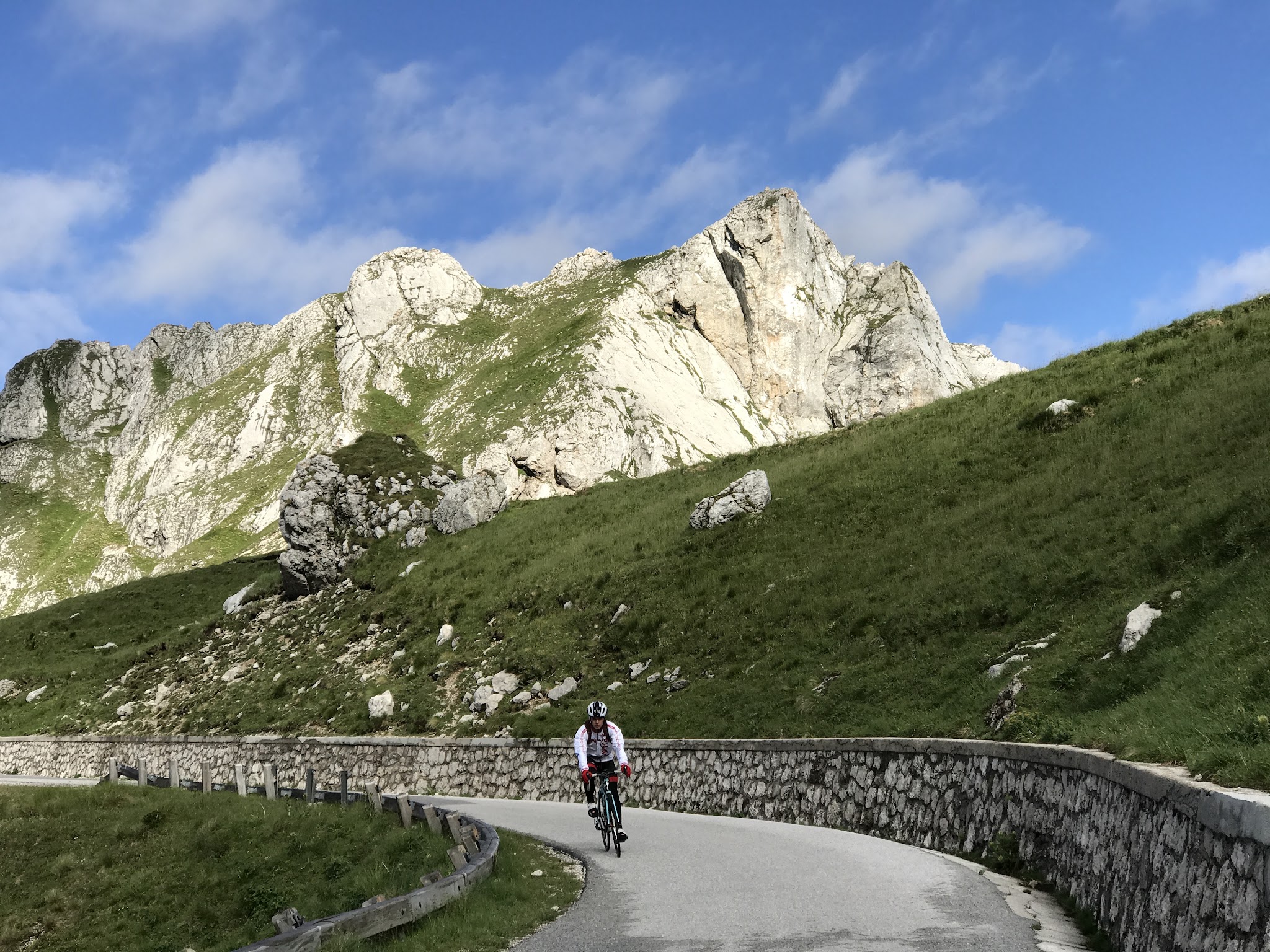 Vzpon na Mangart Bicycling Vzpon na Mangart - cyclists on roadway, mountains