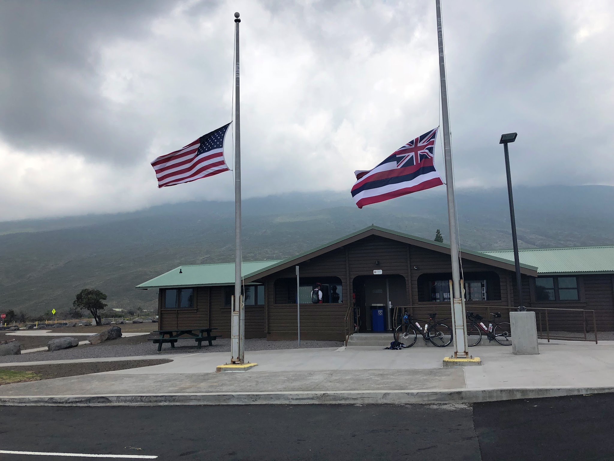 Climbing Mauna Loa by bike - Mauna Kea Park - flags and visitor center