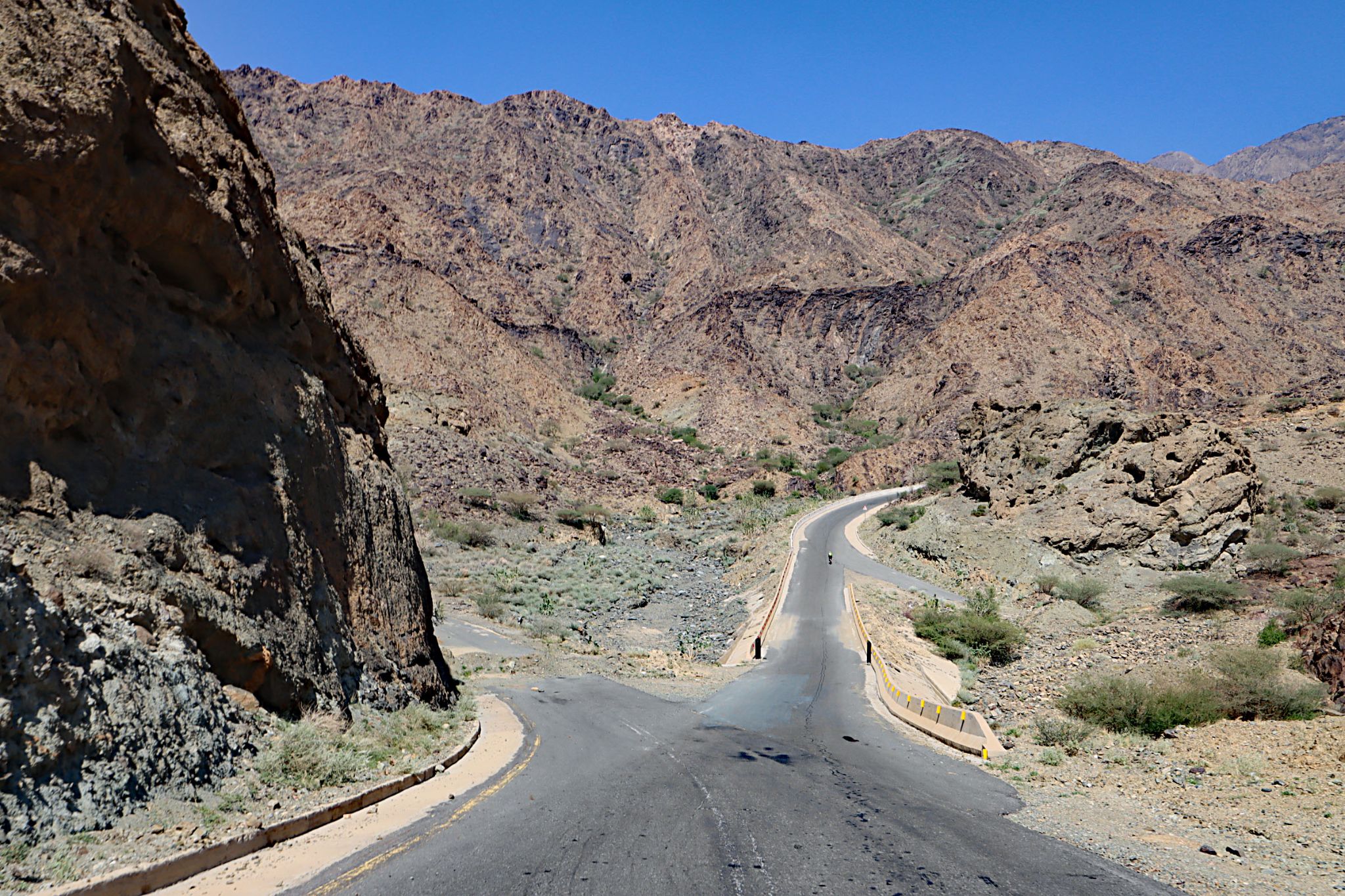Cycling Beth-rah Pass, Asir Mountains, Saudi Arabia - road forks, to the right is steep roadway leading up Asir mountains