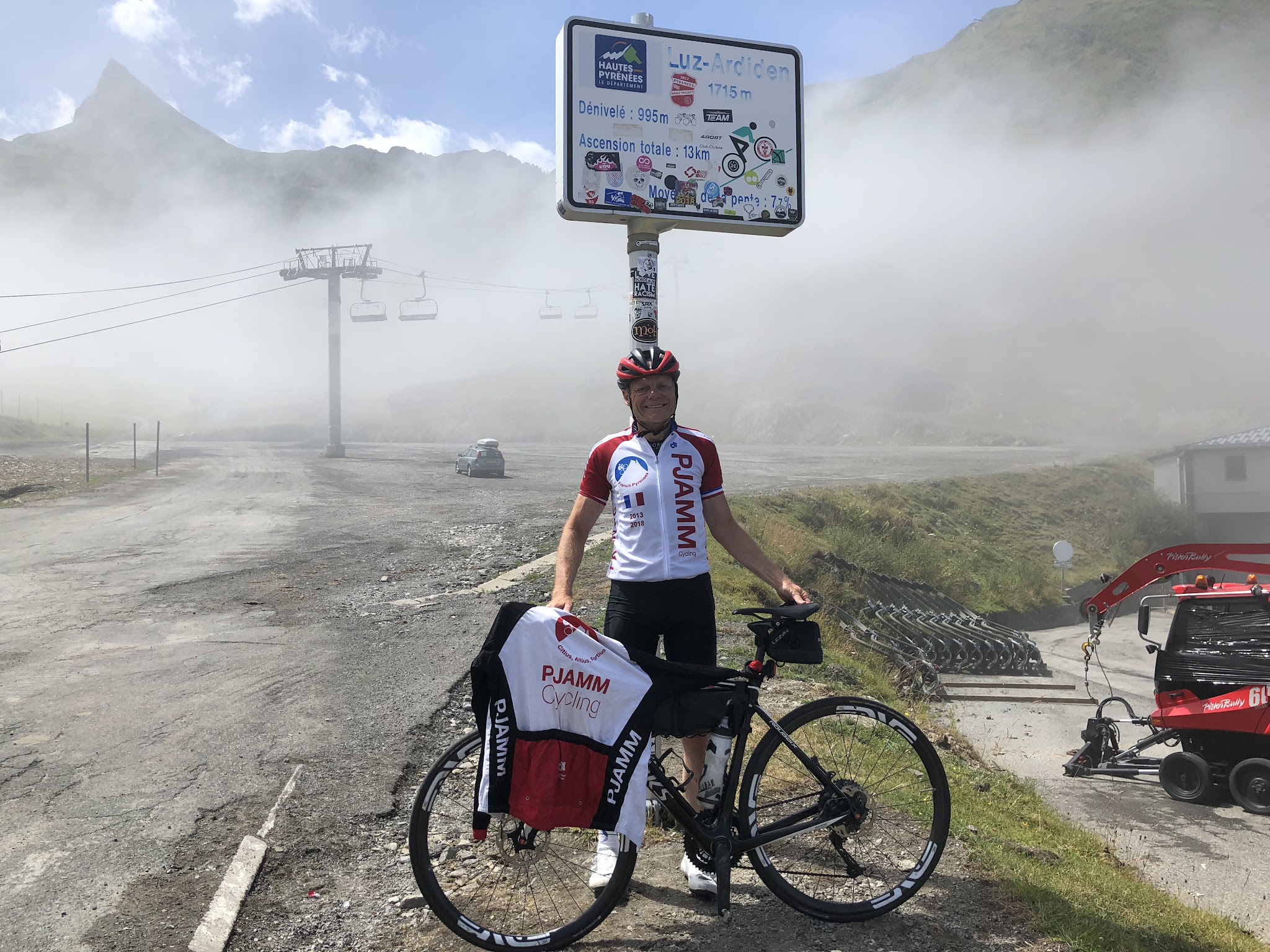 Bicycle ride of Luz Ardiden - John Johnson PJAMM with bike at final km marker