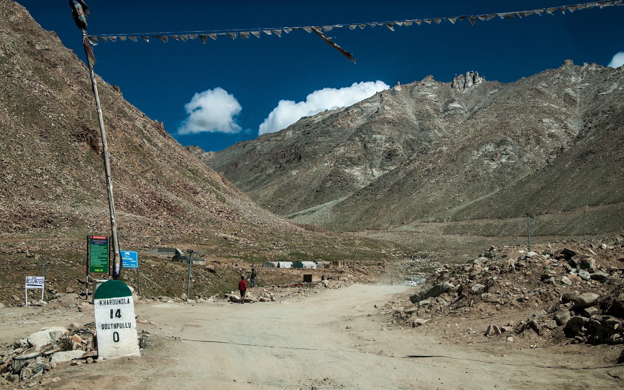 Cycling Khardung La Pass - beginning of climb - road, canyon, gate