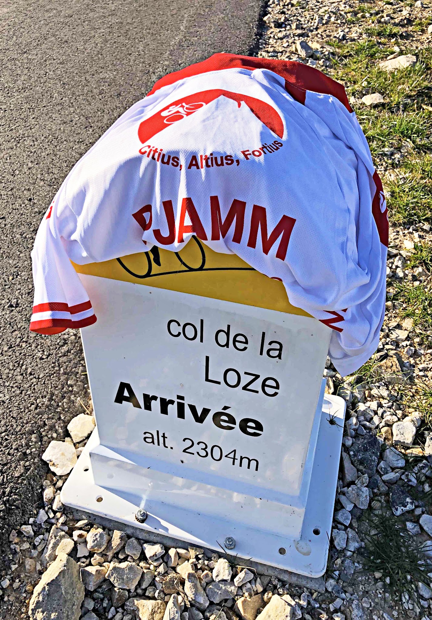 final kilometer marker at climb's finish