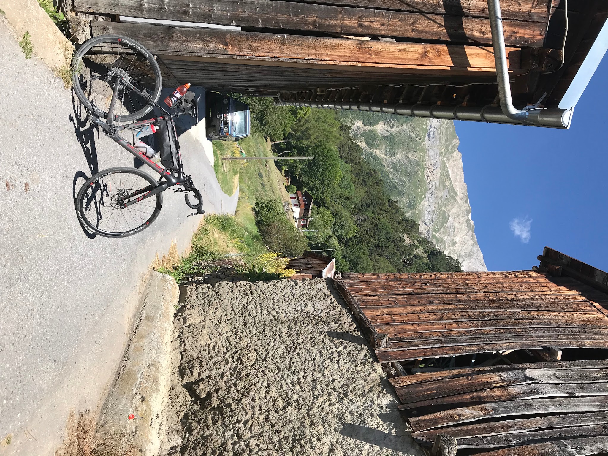 Bicycle ride Fully Erie - bike against building on road in Chiboz