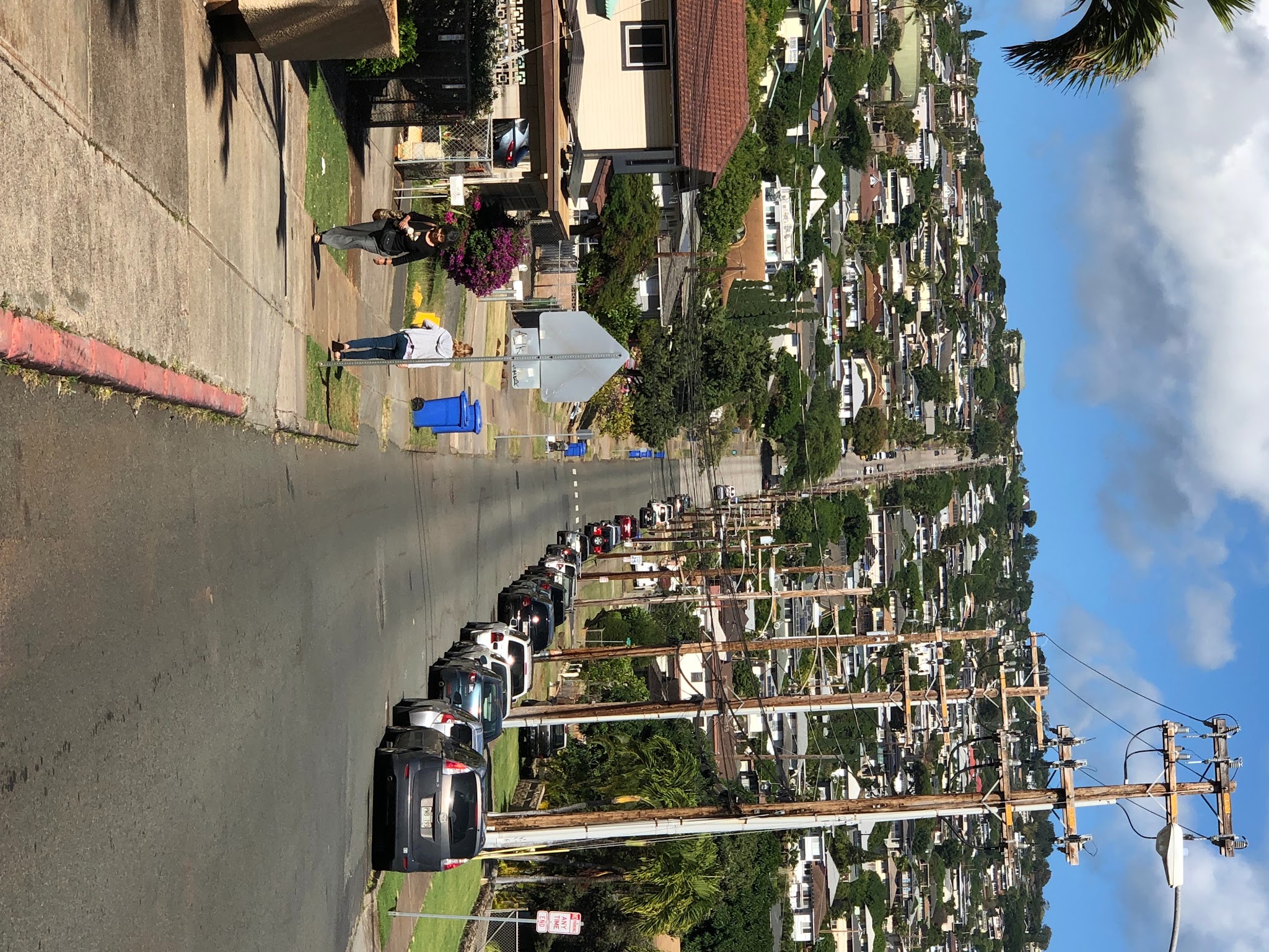 Climbing Wilhelmina Rise by bike - Diamond Head through bike wheel