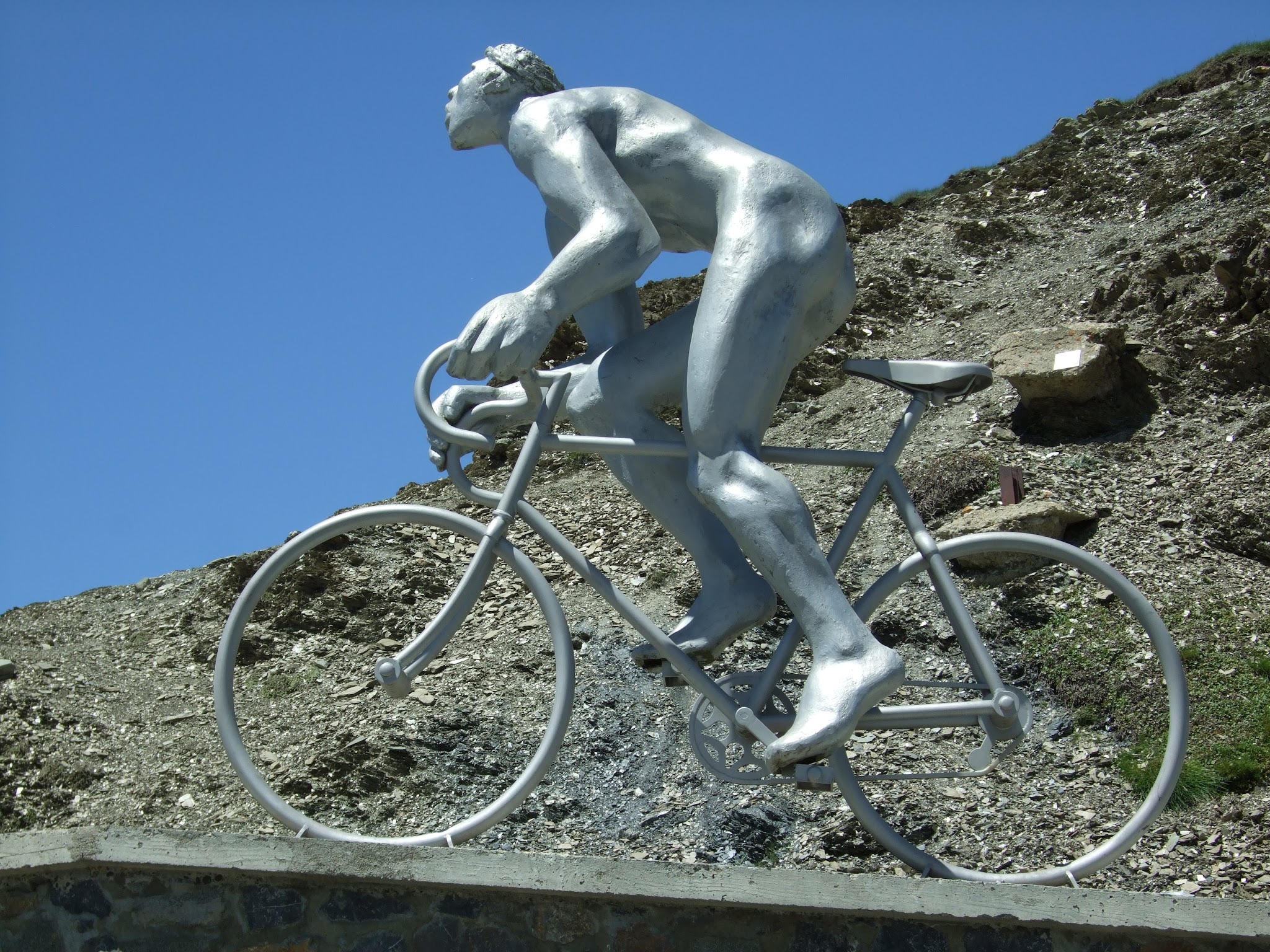 Col du Tourmalet summit and col - photo of Le Geant